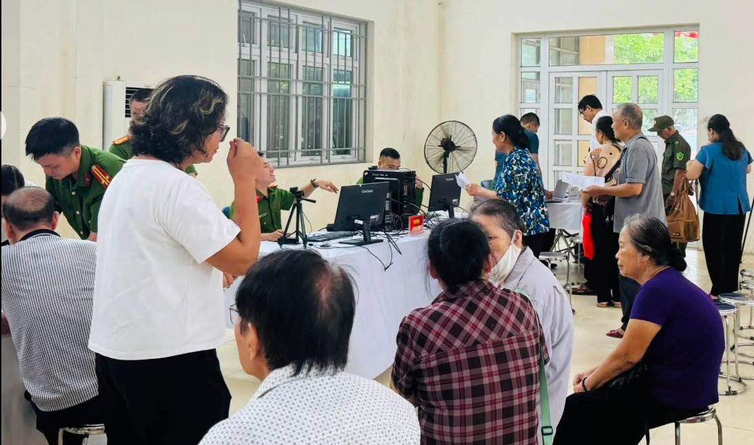 Thu nhận mẫu sinh phẩm ADN của 67 thân nhân liệt sĩ tại phường Lĩnh Nam, Hà Nội. Ảnh: UBND phường Lĩnh Nam
