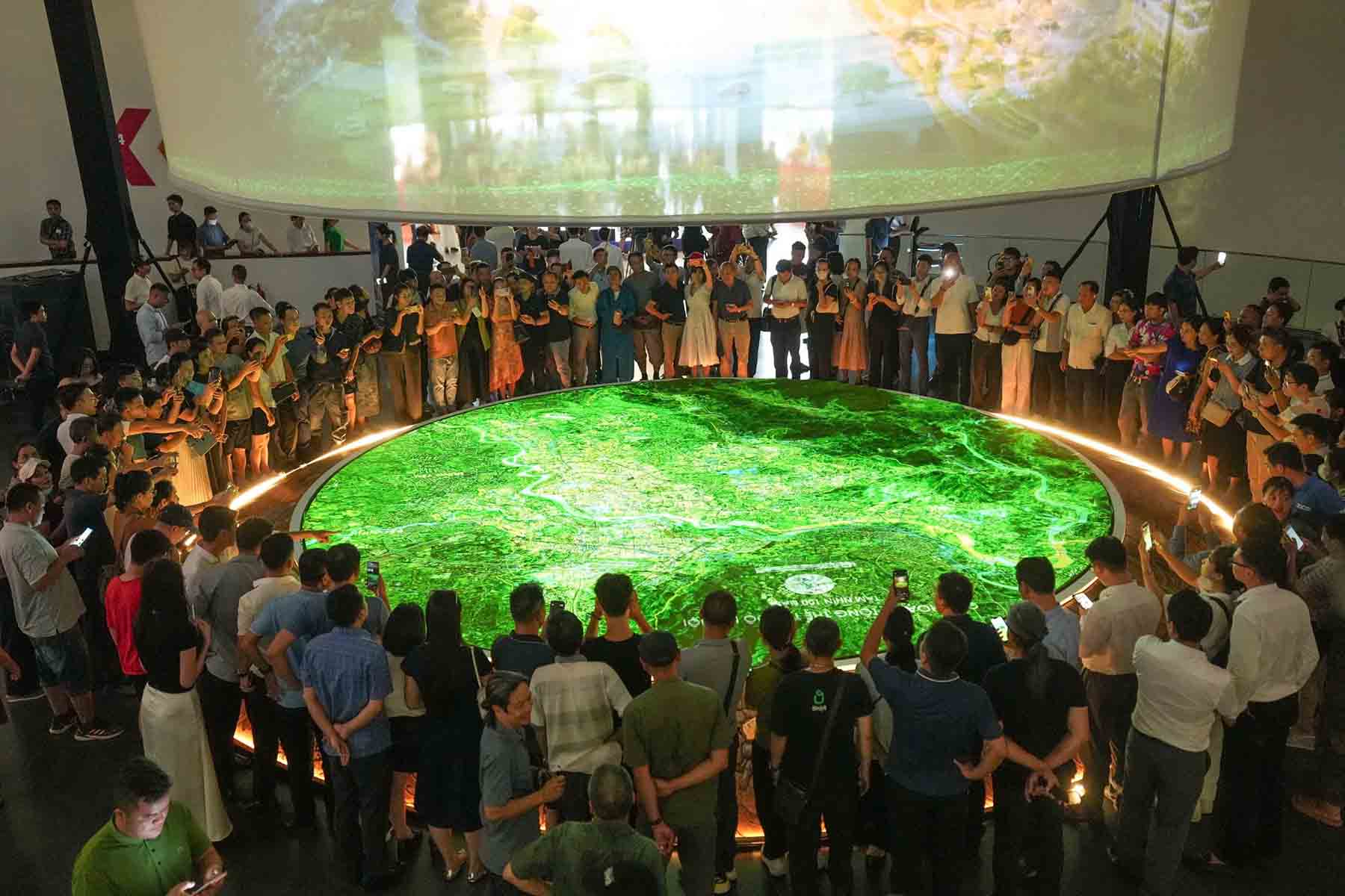 The 1st floor of the Hanoi Museum is arranged with a round sand table for overall planning (diameter 7m) fully updated with the new boundary contents of the 100-year project. Photo: Song Huu