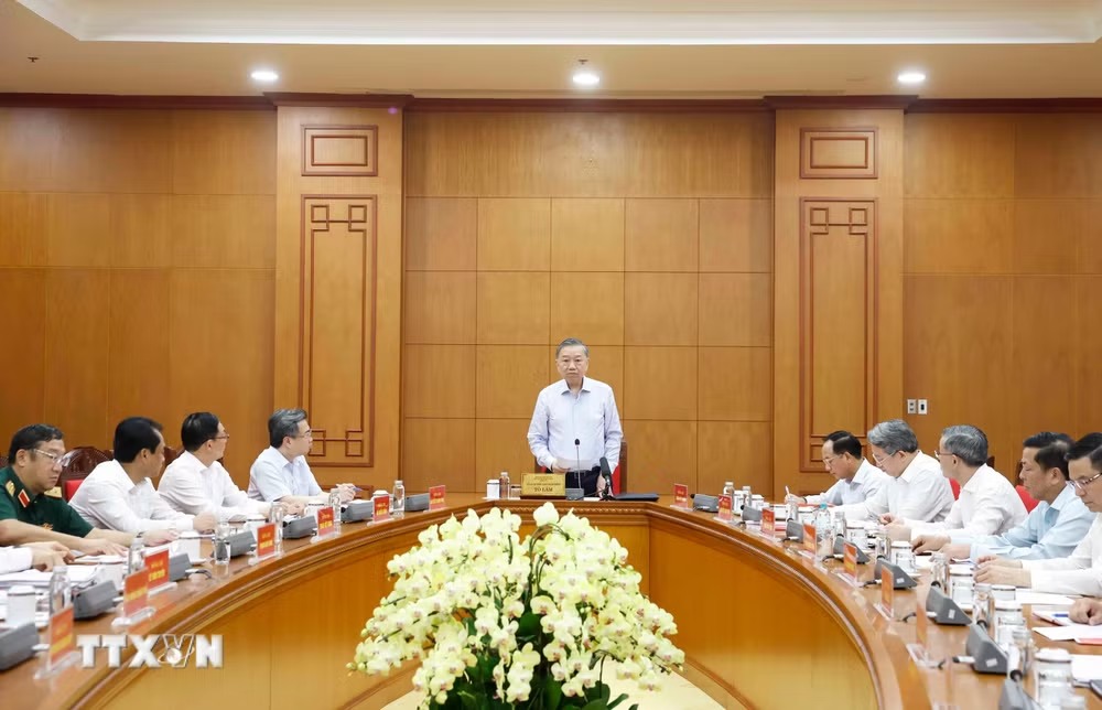 Tổng Bí thư, Chủ tịch nước Tô Lâm yêu cầu cấp xã phải nắm chắc từng hộ dân trong khu vực có nguy cơ lũ quét, sạt lở, ngập sâu, hạ du hồ chứa, ven sông, ven biển... Ảnh: TTXVN