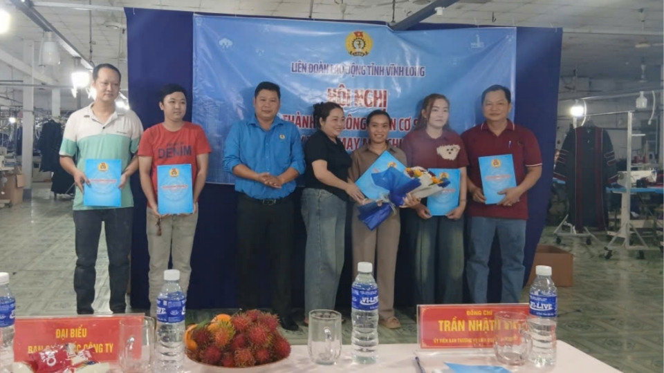 Handing over the decision to establish the grassroots trade union and appointing the Executive Committee of the Trade Union of Chunchusa Garment Co., Ltd. Photo: Hoang Loc