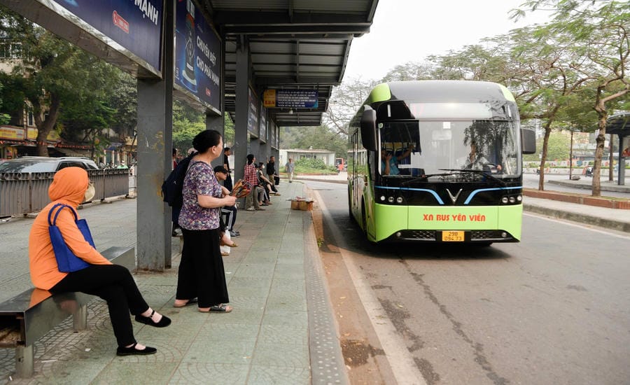 Clean and spacious bus shelters help increase the attractiveness of public passenger transport. Photo: Nguyen Khanh