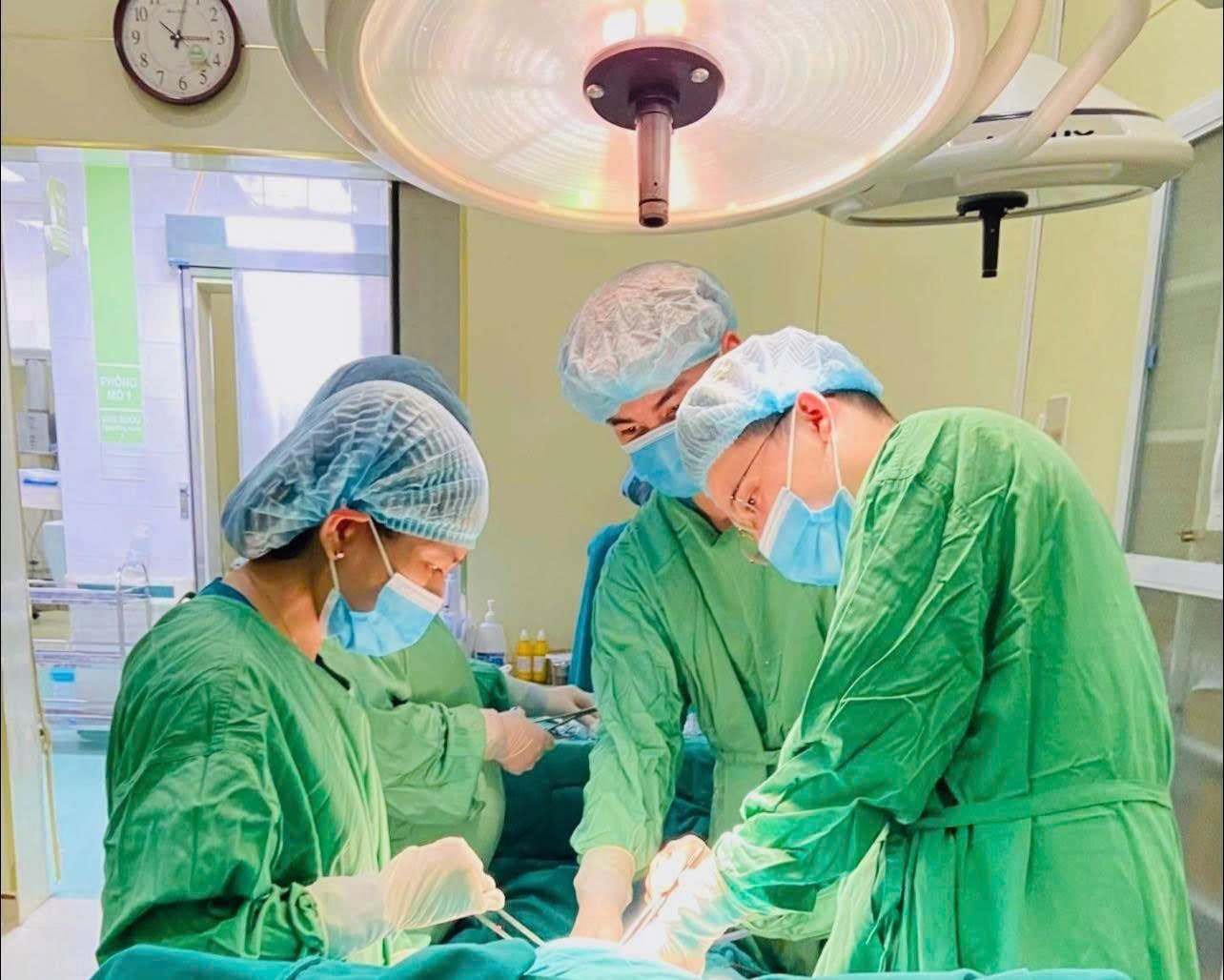 Douleur abdominale prolongée, une fillette de 14 ans découvre une tumeur ovarienne torsadée de 12 cm. Photo: Vân Anh