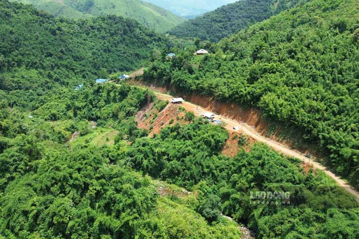Con đường bê tông từ quốc lộ 12 vào bản Huổi Nhả (xã Mường Pồn) dài chừng 10km. 