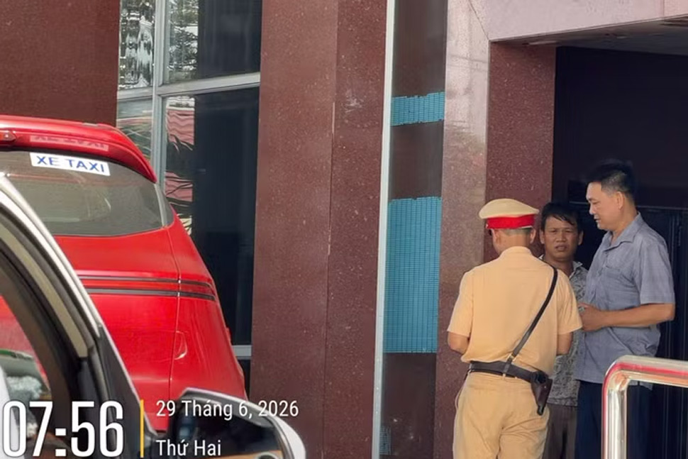 Les forces de police de la circulation de Gia Lai guident la vieille dame victime d'un accident vasculaire cérébral vers l'hôpital pour des soins d'urgence à temps. Photo: Police
