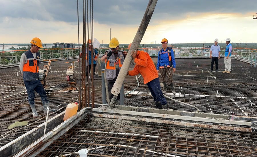 Workers focus on constructing items to accelerate the project progress. Photo: Hoang Loc