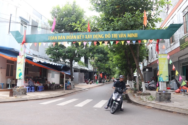 Da Nang promulgates social security policies for grassroots officials after reducing 2698 villages and residential groups. Photo: Nguyen Linh