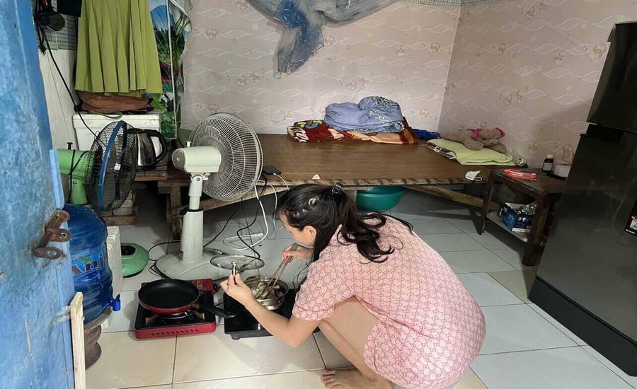 Low income, workers expect minimum wage increase. Photo: Minh Phuong