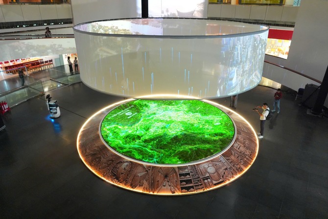 El espacio de exhibición del tablero de arena aplica la tecnología de proyección 3D mapping, actualizando completamente el contenido que indica los nuevos límites del proyecto de 100 años. Foto: Duong Anh