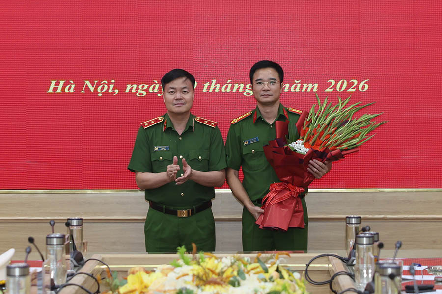 On behalf of the Party Committee and leaders of the Mobile Police Command, Lieutenant General Nguyen Ngoc Van presented flowers to congratulate Colonel Vu Cao Son on receiving the decision to be assigned to work at the Ministry of Finance. Photo: Mobile Police Command