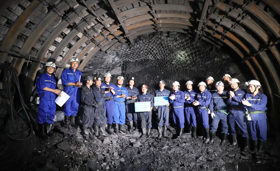 Leaders of TKV Trade Union present gifts to workers underground. Photo: CĐTKV