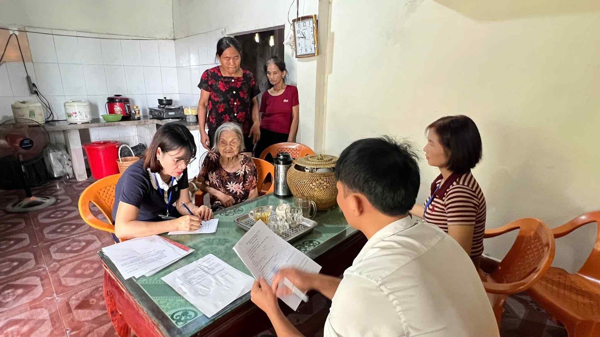 Officials of Dai Dong commune come to the homes to support the elderly and weak to resolve administrative procedures, spreading the spirit of serving the people. Photo: Ngoc Anh