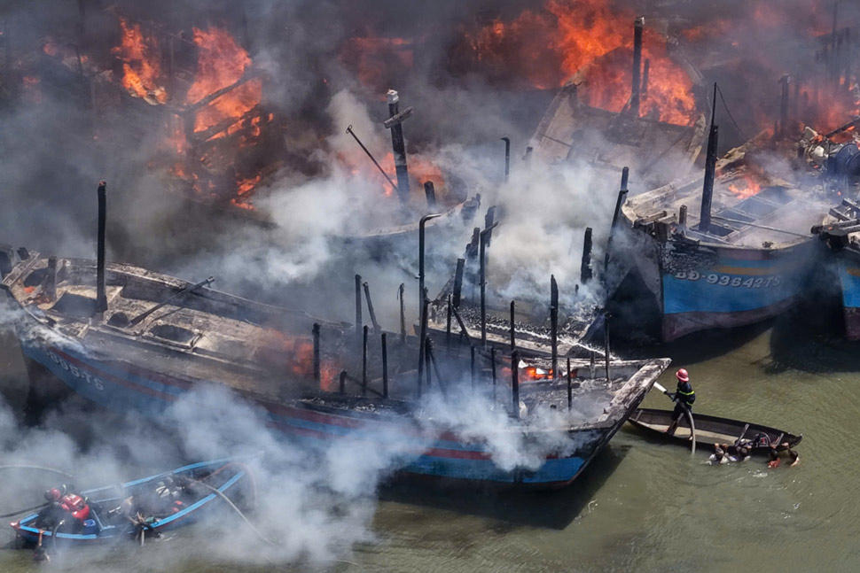 El incendio quemó 10 barcos de pesca, provocó que otros 2 se incendiaran parcialmente y luego se hundieran. Foto: Minh Phụng