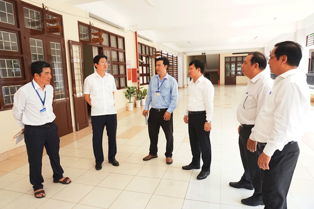 Phó Chủ tịch UBND tỉnh Đồng Tháp Huỳnh Minh Tuấn (thứ 2 từ trái sang), người ký kế hoạch triển khai phổ cập giáo dục mầm non, trong lần khảo sát thực trạng trường lớp trên địa bàn tỉnh. Ảnh: Cổng thông tin điện tử Đồng Tháp