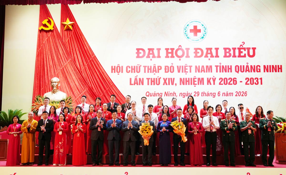 Chairman of the Central Committee of the Vietnam Red Cross Society and Provincial Party Secretary present flowers to congratulate the Executive Committee of the Vietnam Red Cross Society of Quang Ninh province, term XIV, 2026-2031. Photo: Duong Truong