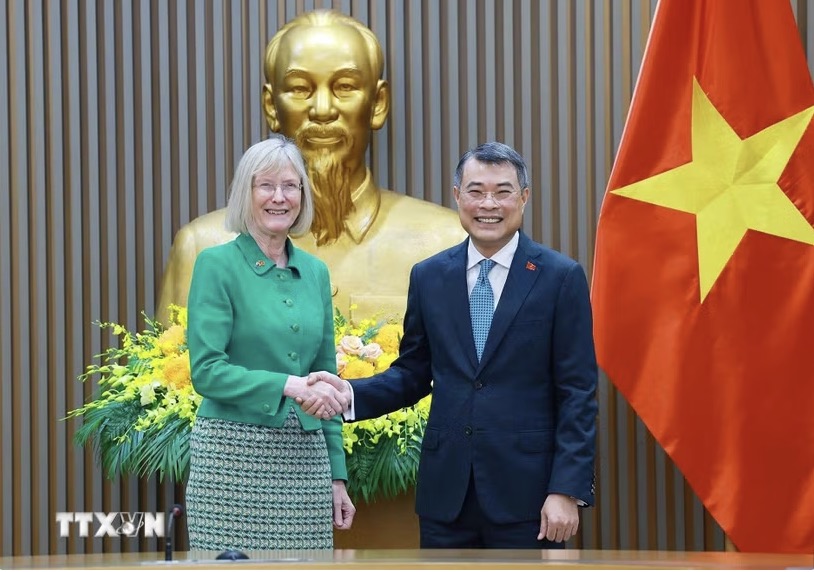 Politburo Member, Prime Minister Le Minh Hung receives Australian Ambassador to Vietnam Gillian Bird. Photo: VNA