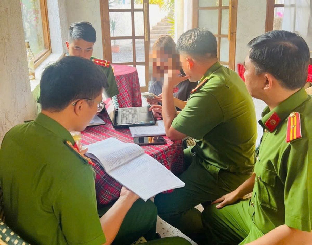 The Police force strengthens checks on accommodation at resorts and hotels to ensure tourism security. Photo: Pham Duy