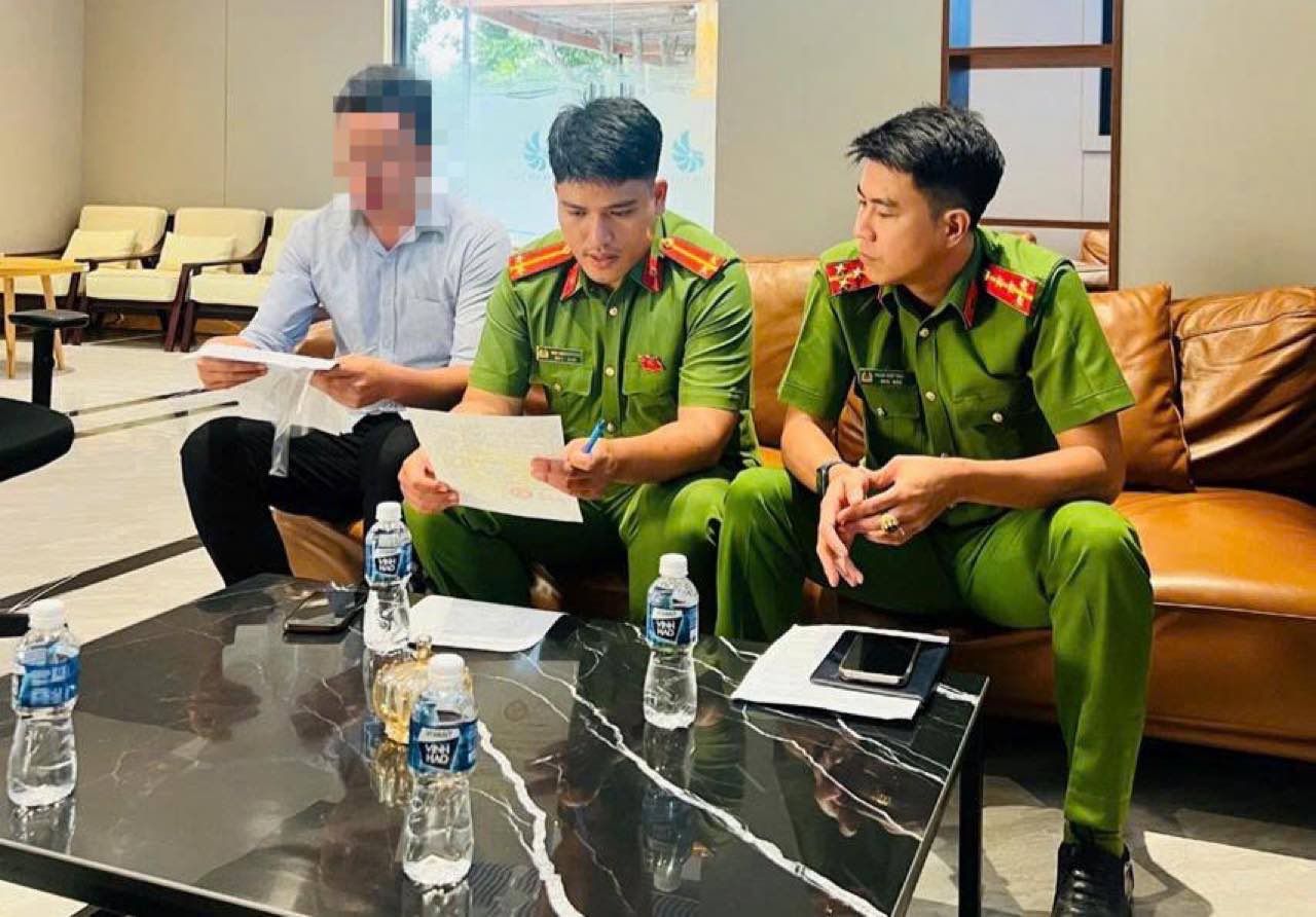 Công an kiểm tra việc đăng ký, khai báo lưu trú tại các resort. Ảnh: Công an 