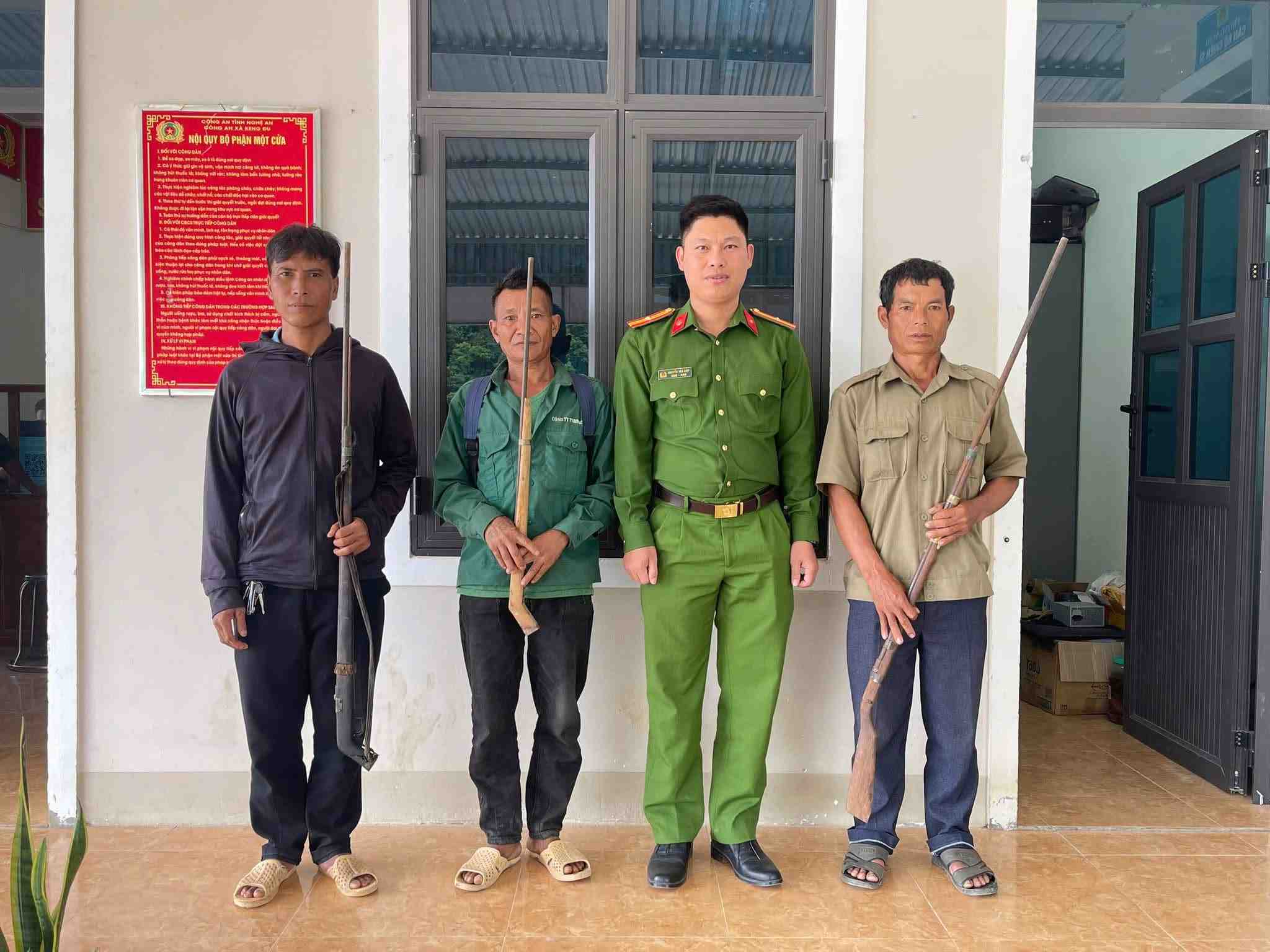 Công an xã miền núi Nghệ An vận động người dân tự giác giao nộp vũ khí