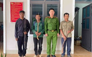 Công an xã miền núi Nghệ An vận động người dân tự giác giao nộp vũ khí