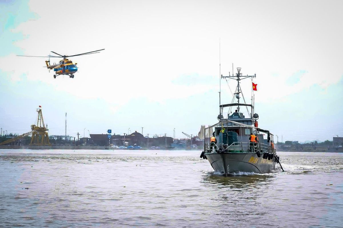 Simulacro de defensa civil para responder a fuertes tormentas, supertormentas y búsqueda y rescate en 2026 en Ninh Binh. Foto: Luong Ha