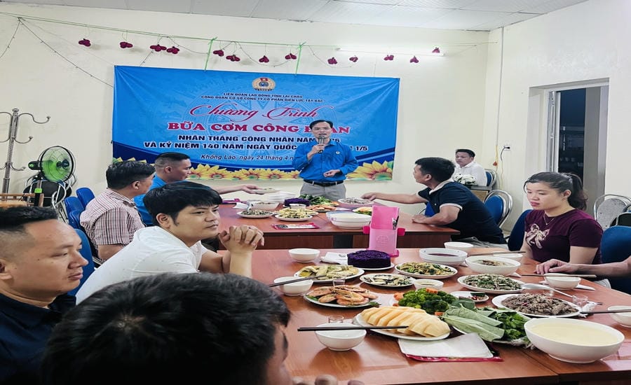 The grassroots trade union of Tay Bac Power Joint Stock Company organizes "Trade Union Meals", taking care of the lives of workers. Photo: An Vi