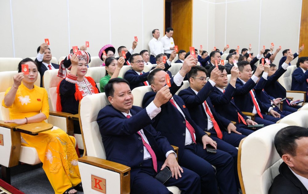 Regulations on piloting the delegation of power from grassroots levels to grassroots Party committees of the Secretariat mention many important contents. Photo: Kim Thanh