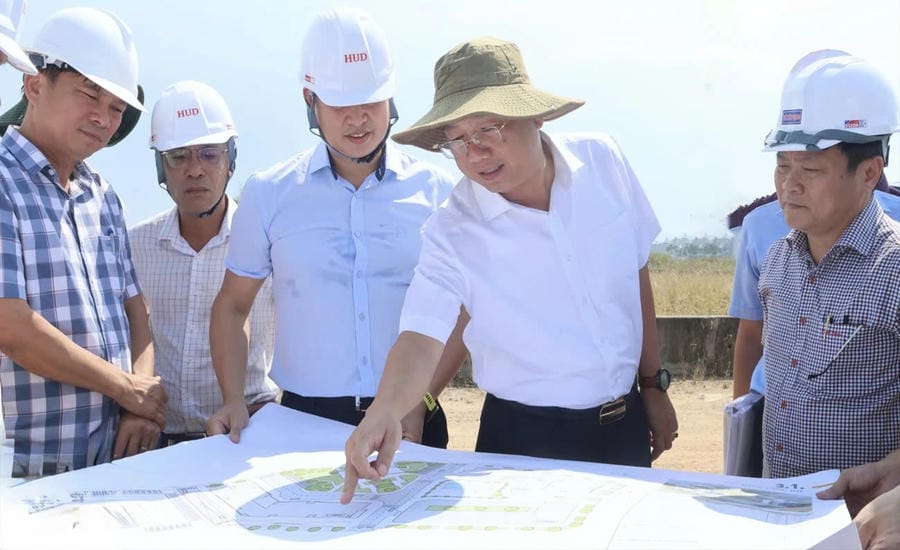 Mr. Nguyen Cong Hoang - Vice Chairman of Quang Ngai Provincial People's Committee (right) during a field inspection of the Social Housing project in Phu My New Urban Area. Photo: Ngoc Duc