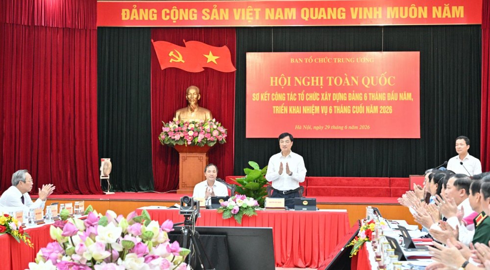 Politburo Member, Secretary of the Party Central Committee, Head of the Central Organization Committee Nguyen Duy Ngoc chaired the conference. Photo: Dinh Phuong