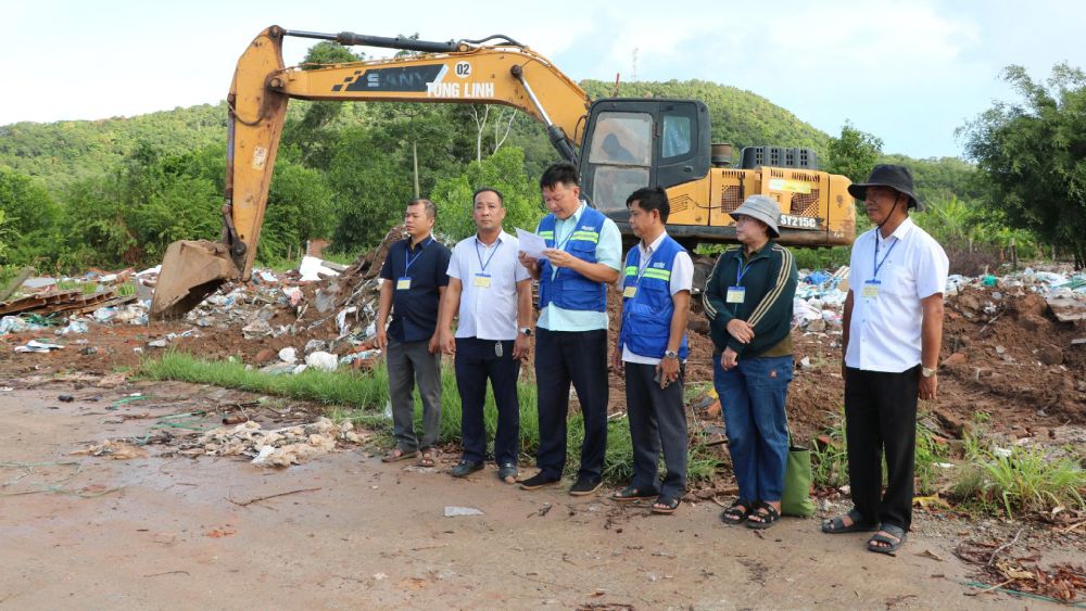 Ban Thực hiện cưỡng chế đặc khu Phú Quốc đọc quyết định thu hồi đất. Ảnh: Tiến Dũng