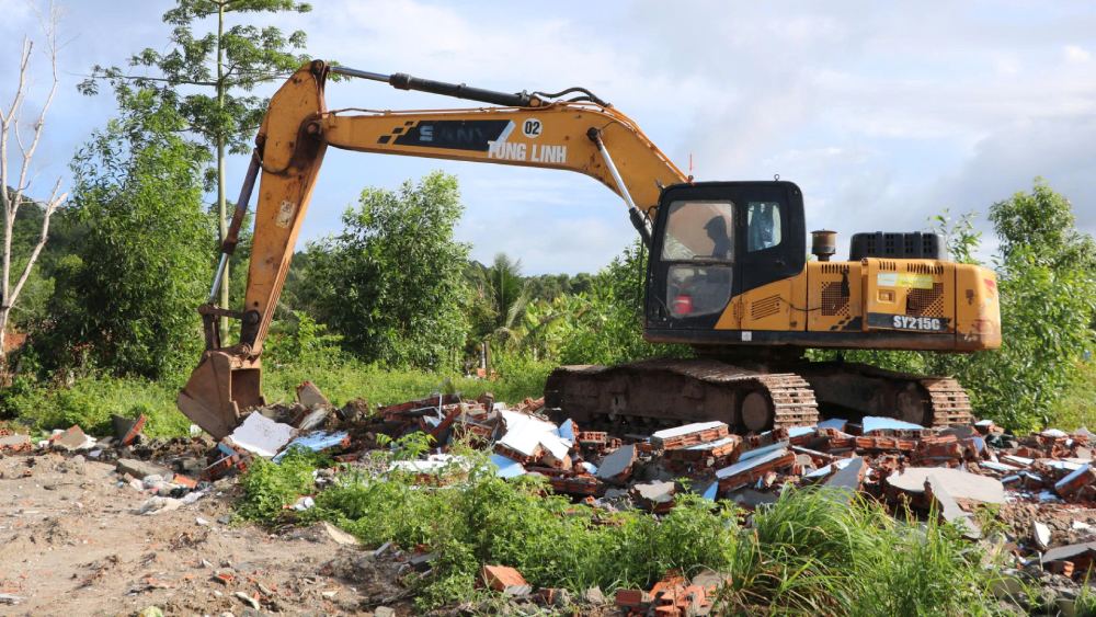 Enforced land recovery for cases of non-compliance with land recovery decisions in Quarter 7 An Thoi, Phu Quoc Special Zone. Photo: Tien Dung