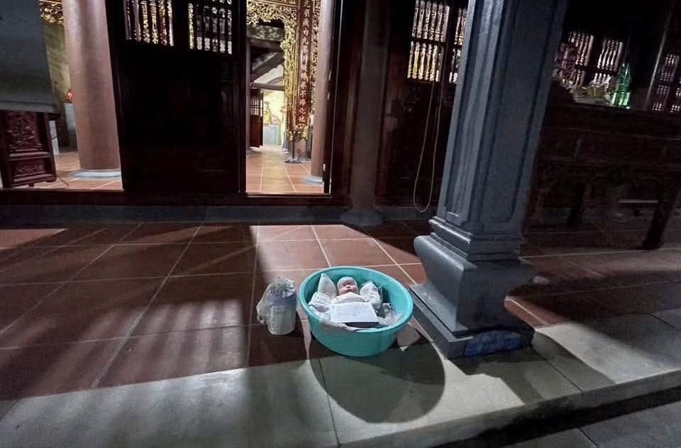 Bébé garçon abandonné au moment de la découverte. Photo fournie par le Comité populaire de la commune de Yên Bình.