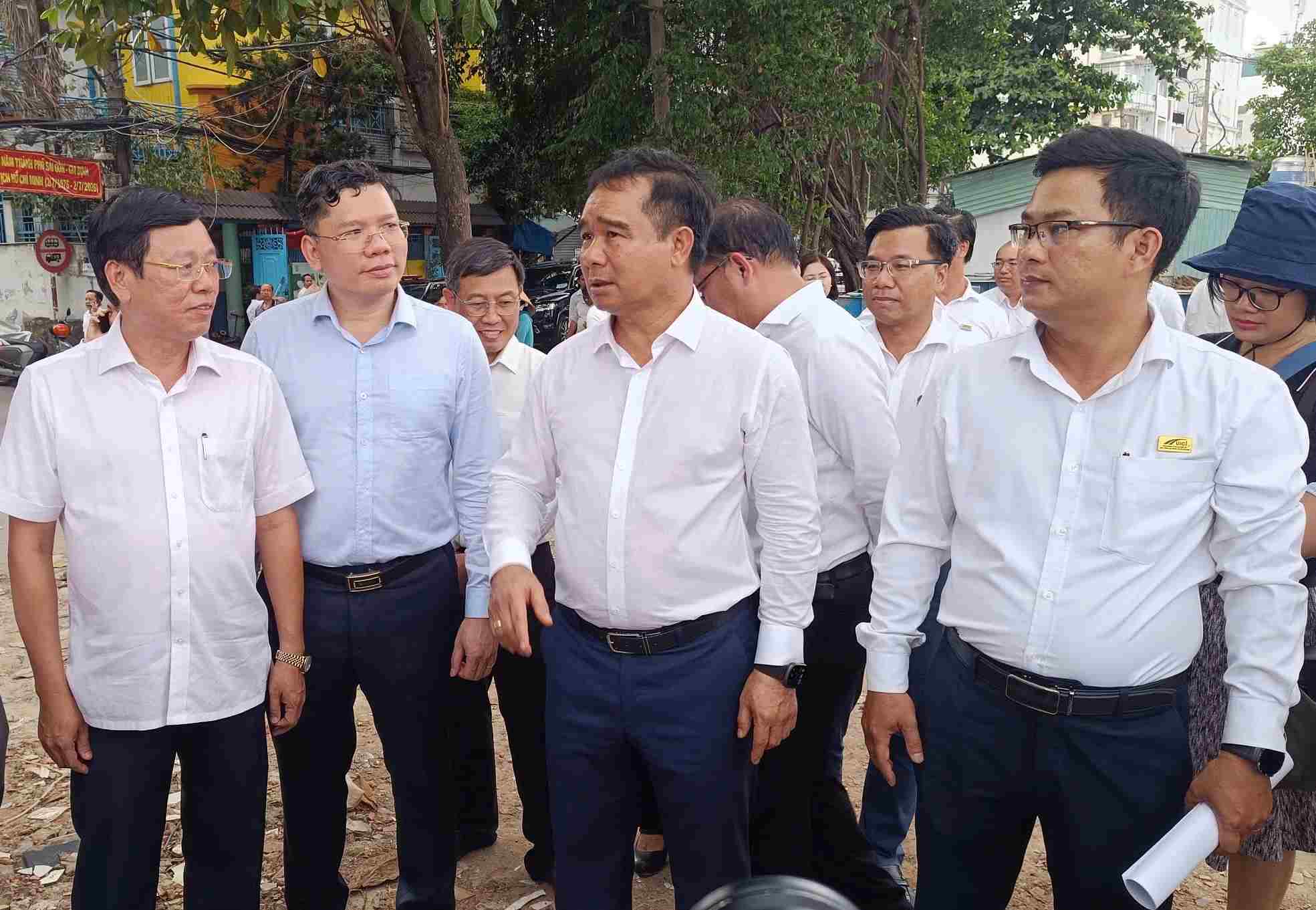Chủ tịch UBND TPHCM Nguyễn Văn Được (thứ 2 từ phải qua) thị sát dự án rạch Xuyên Tâm chiều 29.6.  Ảnh: Anh Tú