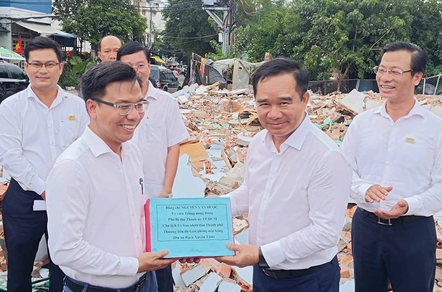 Chủ tịch UBND TPHCM Nguyễn Văn Được tặng quà cho các phường hoàn thành giải phóng mặt bằng rạch Xuyên Tâm. Ảnh: Anh Tú
