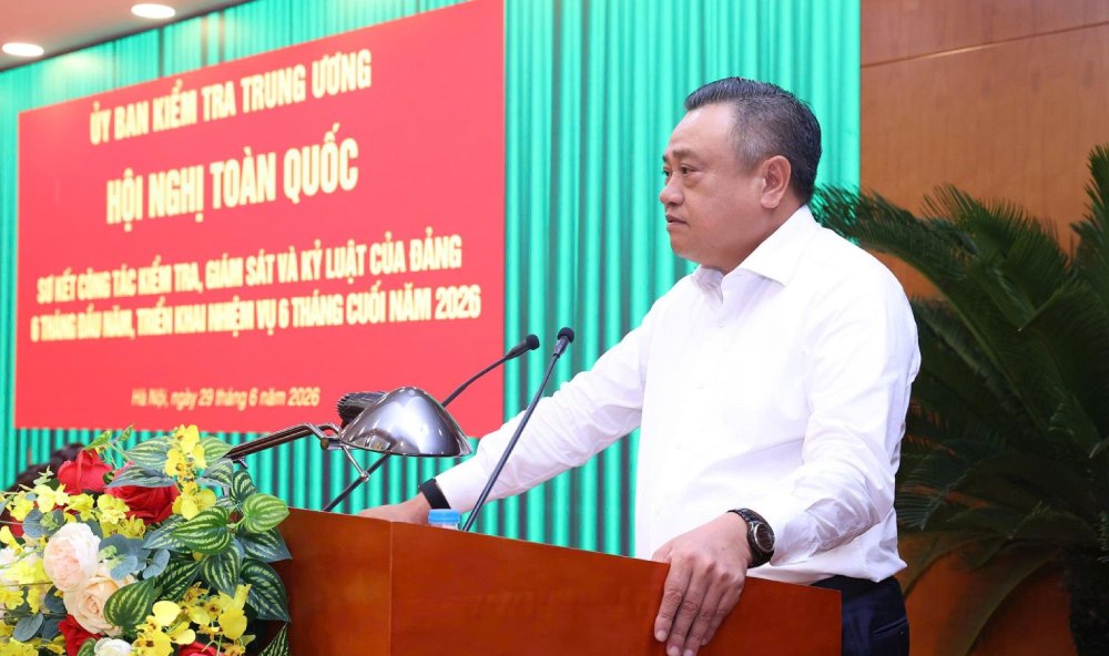 Politburo member, Secretary of the Party Central Committee, Chairman of the Central Inspection Committee Tran Sy Thanh requested to promptly detect and rectify manifestations of leniency, avoidance, "peace is precious" in cadre evaluation and use. Photo: Thu Ha