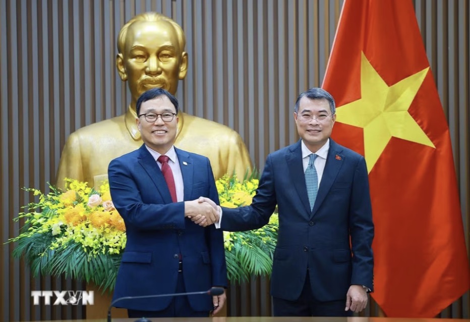 Politburo member, Prime Minister Le Minh Hung receives Korean Ambassador to Vietnam Choi Young Sam. Photo: VNA
