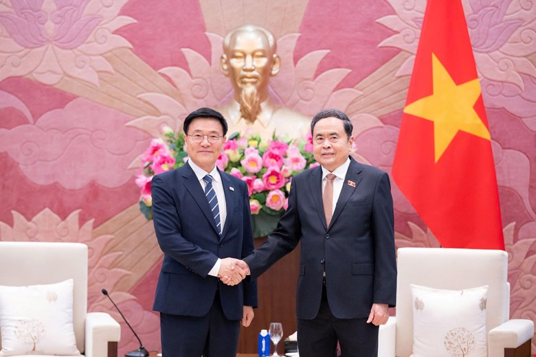 Politburo Member, National Assembly Chairman Tran Thanh Man receives delegation of Kimhakmin E-roun Institute for Economic Research (Korea) led by Institute Director, Professor Kim Hak-min. Photo: Quochoi. vn