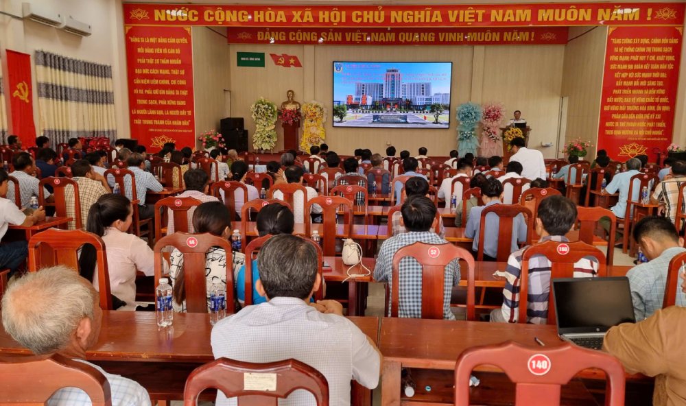 La gente escucha la propaganda sobre la prevención y el control de la pesca INDNR. Foto: Đức Thái