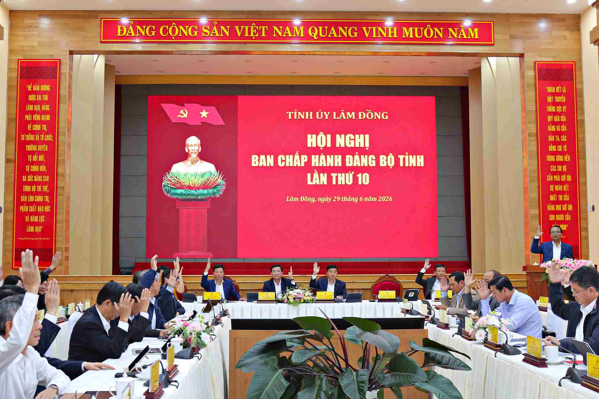 Delegates voted to approve the submissions of the Standing Committee of the Lam Dong Provincial Party Committee. Photo: Hoai Thanh