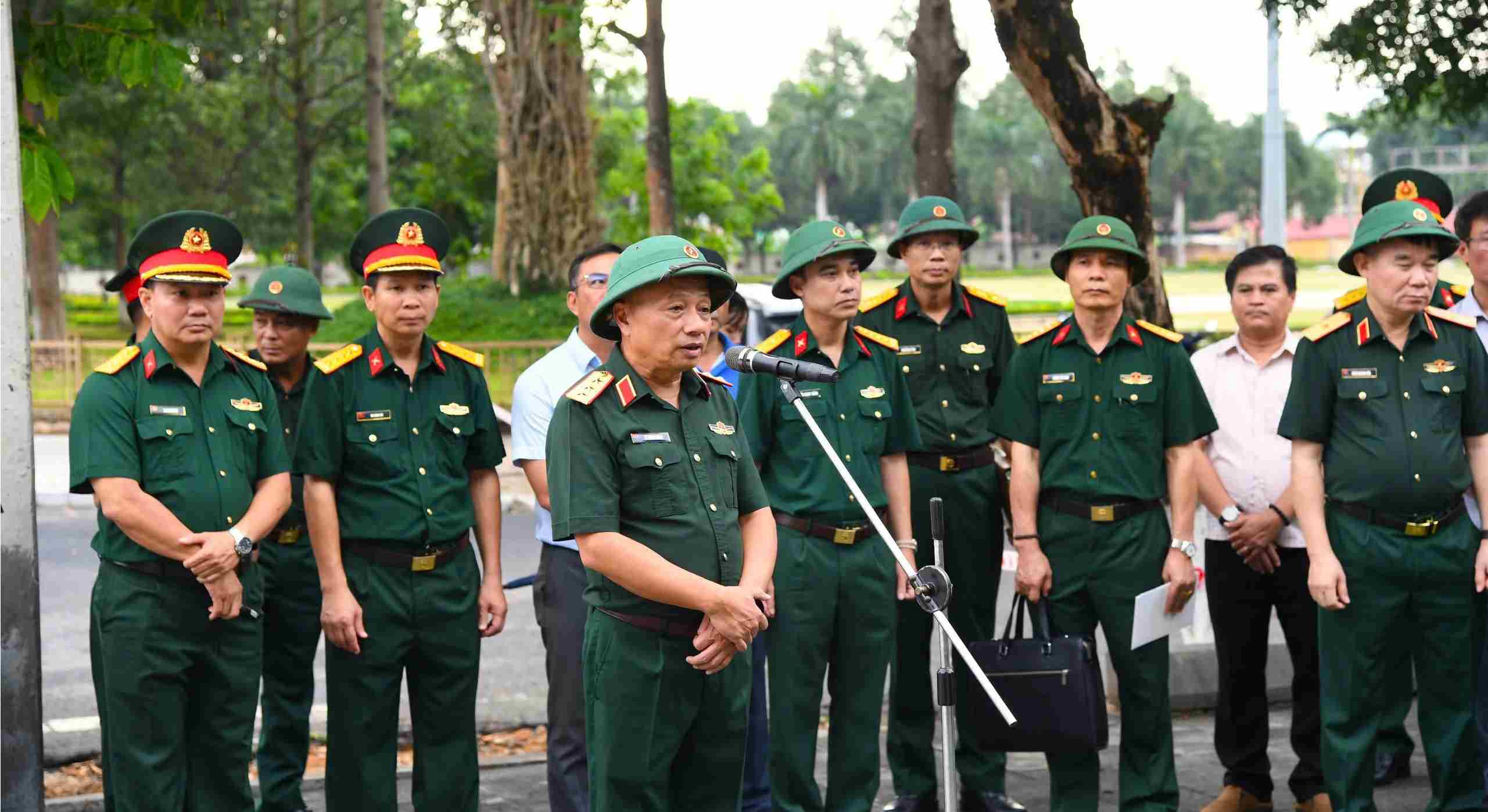 Thượng tướng Lê Quang Minh - Phó Chủ nhiệm Tổng cục Chính trị Quân đội nhân dân Việt Nam nhấn mạnh việc tìm kiếm hài cốt liệt sĩ là nhiệm vụ đặc biệt thiêng liêng, cao cả. Ảnh: Đông Giang