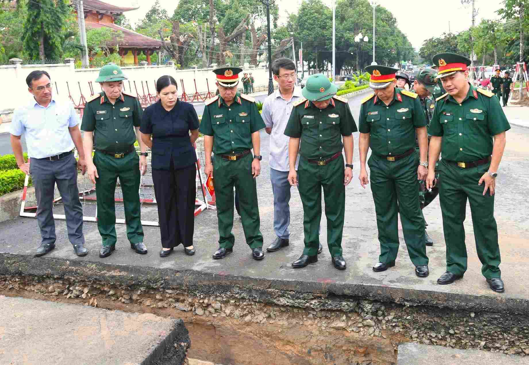 Đoàn công tác kiểm tra thực tế khu vực đào rãnh thăm dò trên đường Trường Chinh. Ảnh: Đông Giang