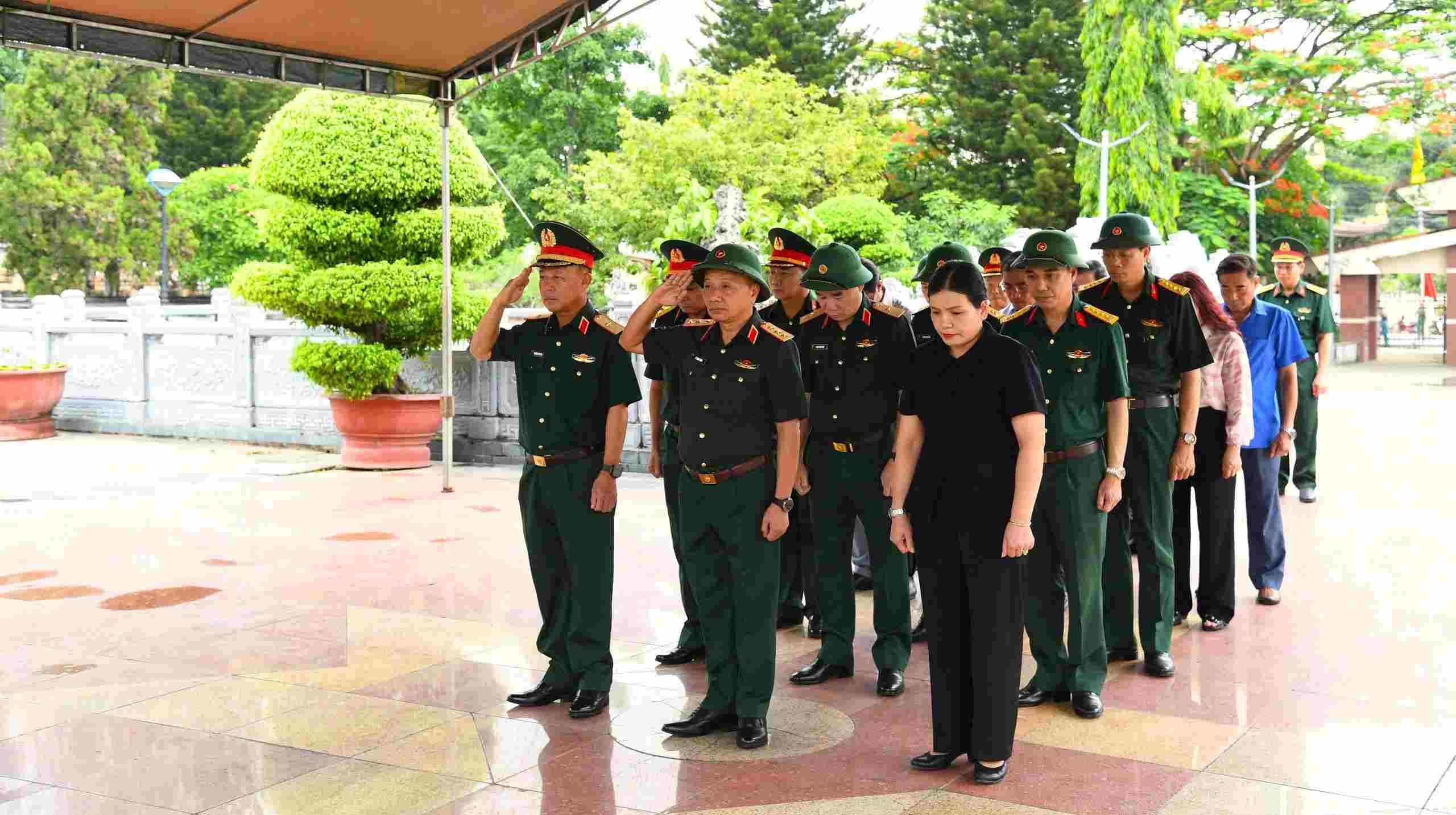 Delegates observe a minute of silence, remembering heroic martyrs at the Dak Cam Ward Martyrs' Cemetery, Quang Ngai province. Photo: Dong Giang