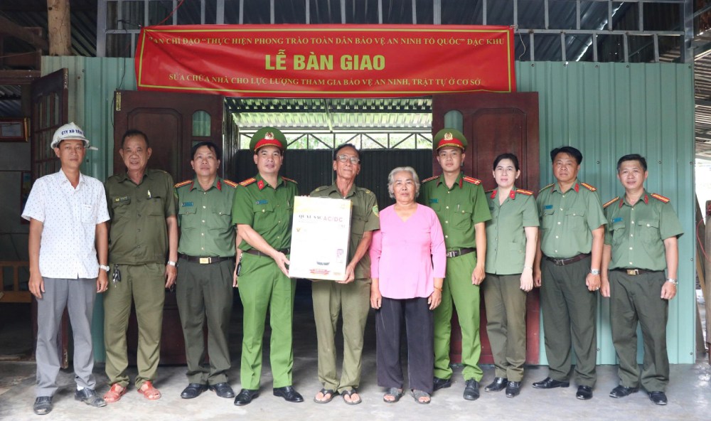 Phu Quoc Special Zone Police hand over the house after repair to Mr. Nguyen Van Ky, Security and Order Protection Team of Quarter 11 Duong Dong. Photo: Tien Dung