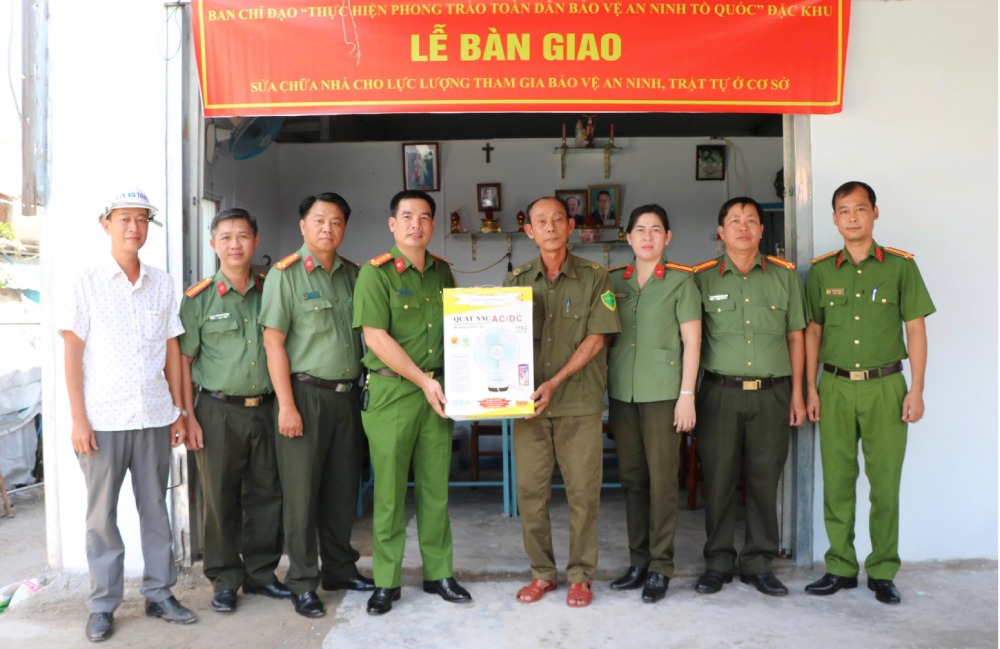 Bàn giao nhà sau sửa chữa cho ông Phạm Hồng Thái, Tổ bảo vệ an ninh trật tự khu phố 8 Dương Đông, đặc khu Phú Quốc. Ảnh: Tiến Dũng