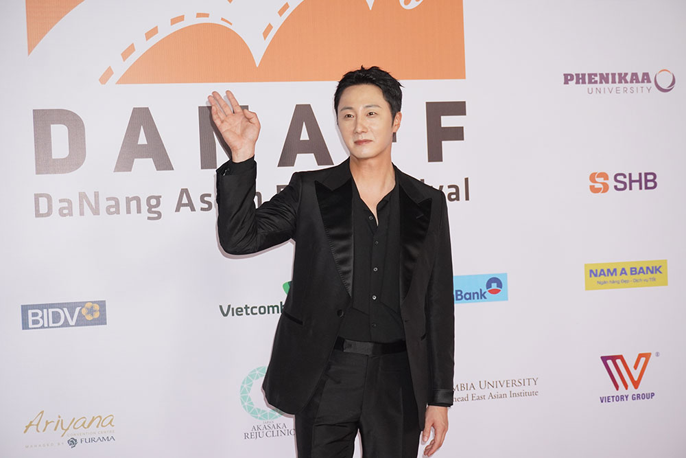 Jung II Woo tại thảm đỏ đêm khai mạc Liên hoan phim châu Á Đà Nẵng. Ảnh: Trần Thi