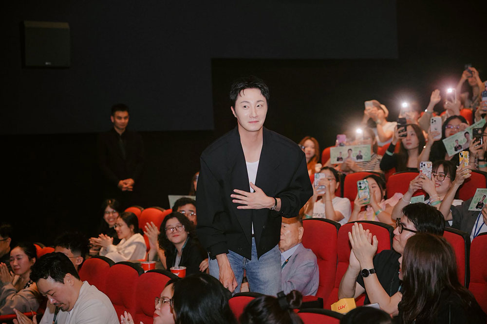L'acteur coréen Jung Il Woo et l'équipe du film "Mang me di bo" échangent avec le public au Festival du film asiatique de Da Nang. Photo: BTC