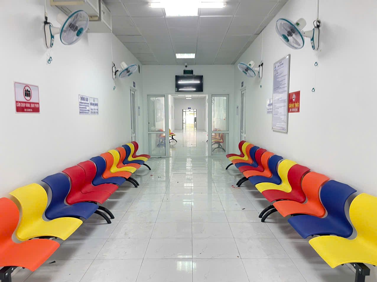 Khu khám bệnh lắp đặt ghế ngồi cho người bệnh khang trang. Ảnh: Đình Trọng