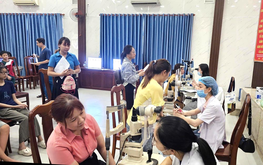 Chương trình chăm sóc sức khỏe mắt “Đồng hành vì đôi mắt sáng” không sử dụng kinh phí hoạt động của Công đoàn phường. Ảnh: Công đoàn Hoà Khánh
