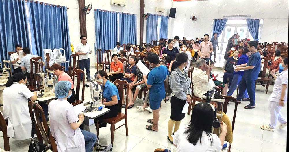 Hàng trăm đoàn viên, người lao động phường Hòa Khánh được chăm sóc mắt miễn phí với gói dịch vụ chất lượng cao. Ảnh: Công đoàn Hoà Khánh