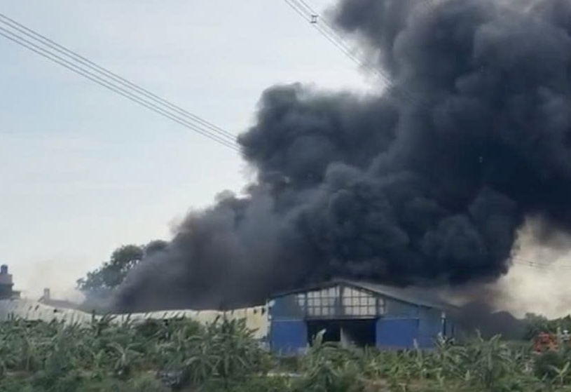 Large fire at a 1,000 m2 wide water filter core factory in Hung Yen. Photo: People