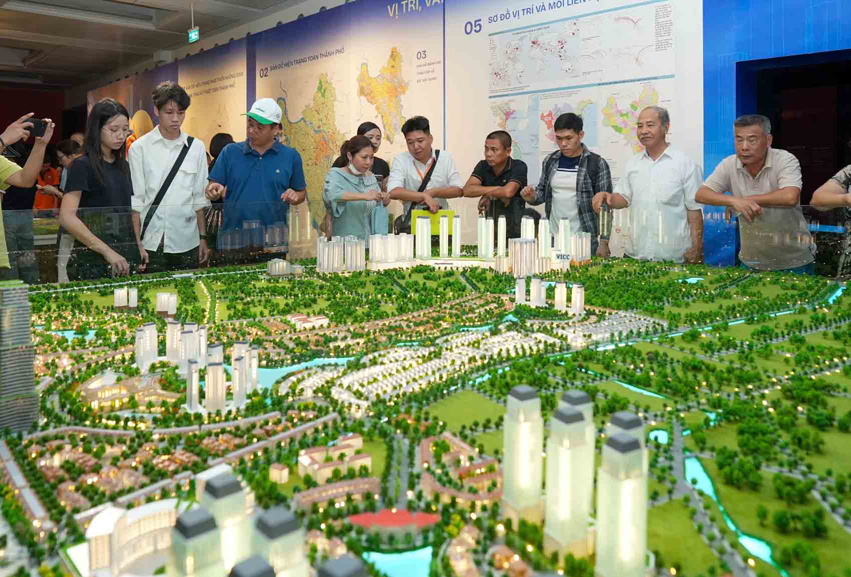 Les habitants viennent visiter l'exposition "Planification globale de la capitale, vision 100 ans" qui s'ouvre au musée de Hanoï, dans l'après-midi du 29 juin. Photo: Hữu Chánh